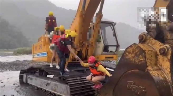 17车43人则由消防局出动怪手救援撤离。（宜兰县消防局提供／吴佩蓉宜兰传真）