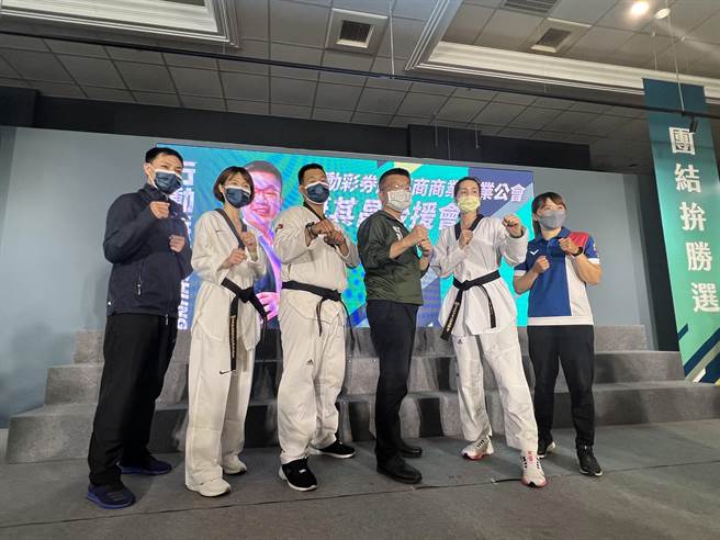 体育界选手站出来力挺民进党台中市长参选人蔡其昌(右三)。(林欣仪摄)