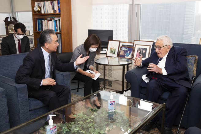 王毅（左2）拜會季辛吉（右1)，並在美國亞洲協會發表講話時指責美國對美中關係的破壞。（圖／美聯社）