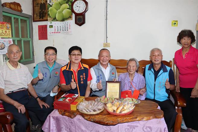 苗栗县长徐耀昌慰访卓兰人瑞李徐贵妹。（苗栗县政府提供／李京升苗栗传真）