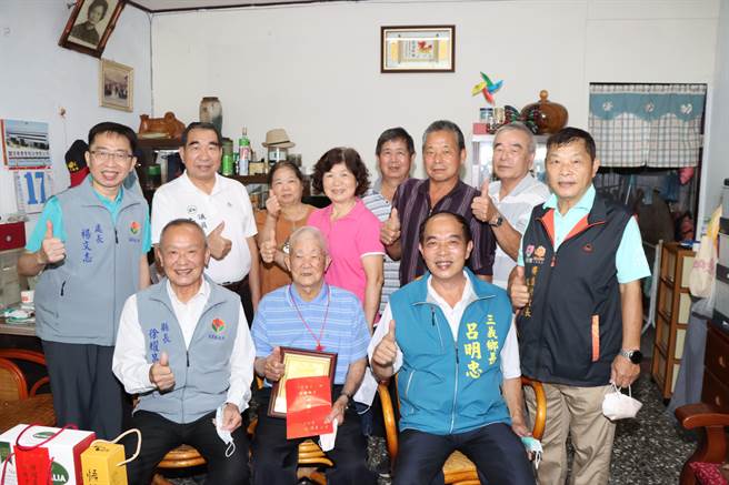 徐耀昌等人慰访三义人瑞刘阿玉。（苗栗县政府提供／李京升苗栗传真）