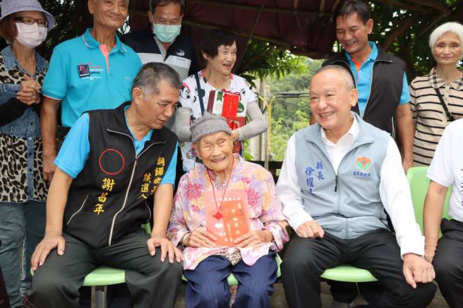 徐耀昌等人慰访铜锣人瑞吴洪廷妹。（苗栗县政府提供／李京升苗栗传真）