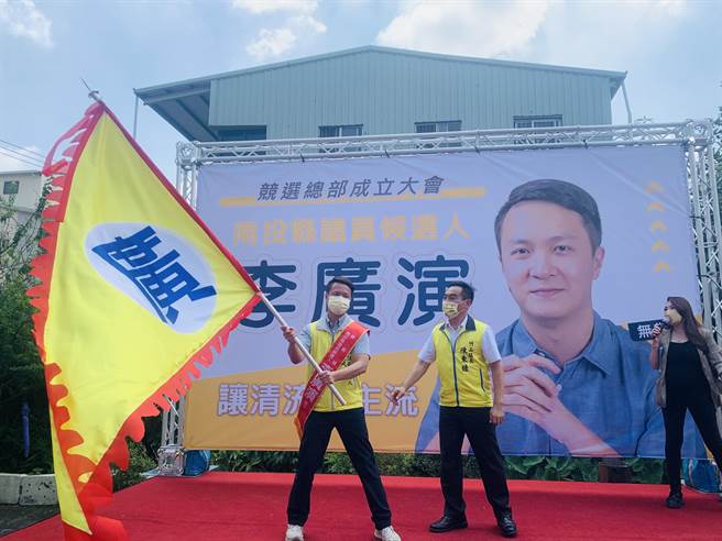 竹山鎮長陳東睦（右），為李廣演授戰旗，期許他進入縣議會。（廖志晃攝）