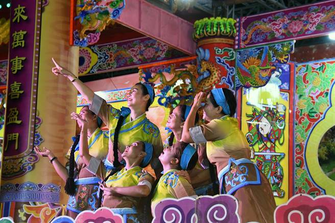 台东市公所举办客家嘉年华以醮坛为舞台，「神」气活现。（庄哲权摄）