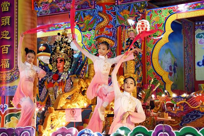 台东市公所举办客家嘉年华以醮坛为舞台，「神」气活现。（庄哲权摄）