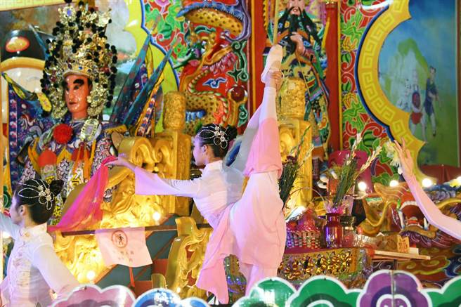 台东市公所举办客家嘉年华以醮坛为舞台，「神」气活现。（庄哲权摄）