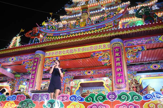 台东市公所举办客家嘉年华以醮坛为舞台，「神」气活现。（庄哲权摄）