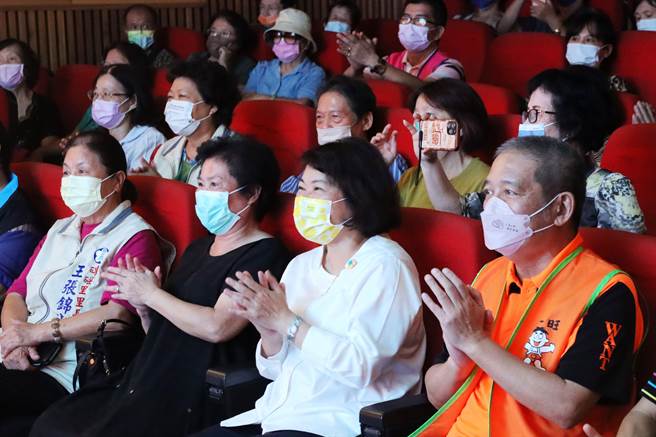 蔡衍明爱心基金会25日来到嘉义市，举办「让爷奶成为心中的宝」公益演唱会，全场嗨翻，氛氛十分欢乐。（吕妍庭摄）