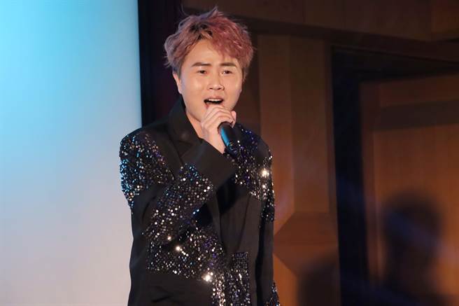 蔡衍明爱心基金会25日来到嘉义市，举办「让爷奶成为心中的宝」公益演唱会，歌手陈孟贤登台时，全场嗨翻。（吕妍庭摄）