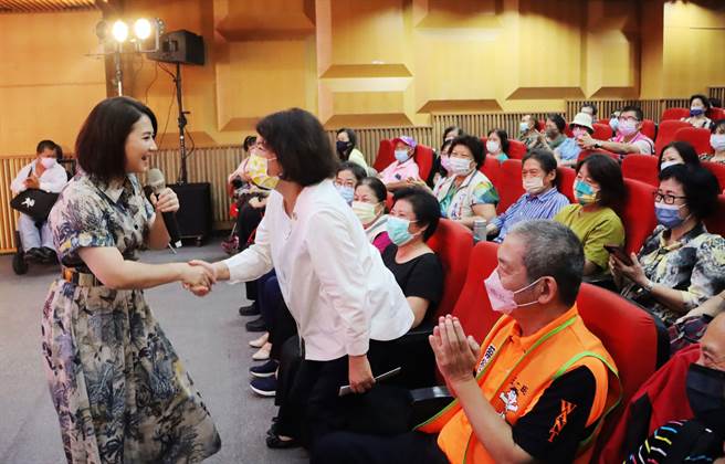 蔡衍明爱心基金会25日来到嘉义市举办「让爷奶成为心中的宝」公益演唱会，歌手林乔安与台下观眾互动。（吕妍庭摄） 