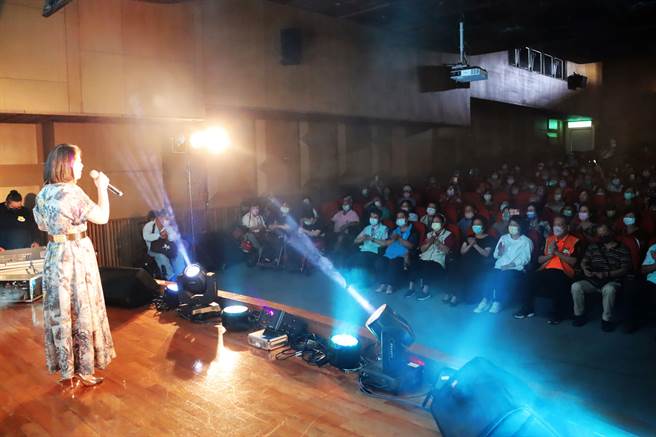 蔡衍明爱心基金会25日来到嘉义市，举办「让爷奶成为心中的宝」公益演唱会，全场嗨翻，氛氛十分欢乐。（吕妍庭摄）