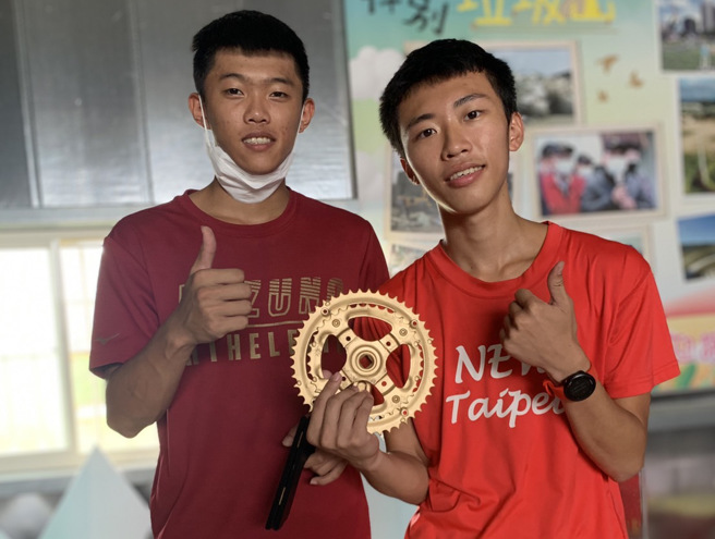 新北高中秦炜翔和粘伯榕夺2022全民来夏绿地定向越野推广赛体验组冠军。（大会提供）