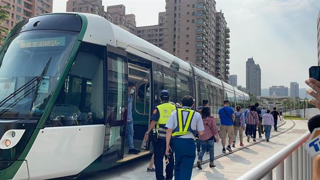 輕軌C20-C24路段進行履勘，並於聯合醫院站演練列車行駛路口遭車輛撞擊致發生出軌、失去動力、旅客受傷等相關緊急應變情形。（洪靖宜攝）