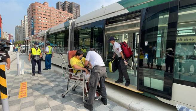 輕軌C20-C24路段進行履勘，並於聯合醫院站演練列車行駛路口遭車輛撞擊致發生出軌、失去動力、旅客受傷等相關緊急應變情形。（洪靖宜攝）