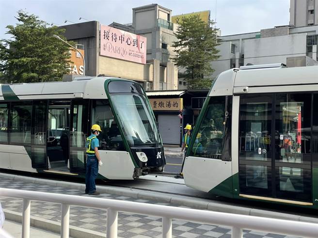 輕軌C20-C24路段進行履勘，並於聯合醫院站演練列車行駛路口遭車輛撞擊致發生出軌、失去動力、旅客受傷等相關緊急應變情形。（洪靖宜攝）