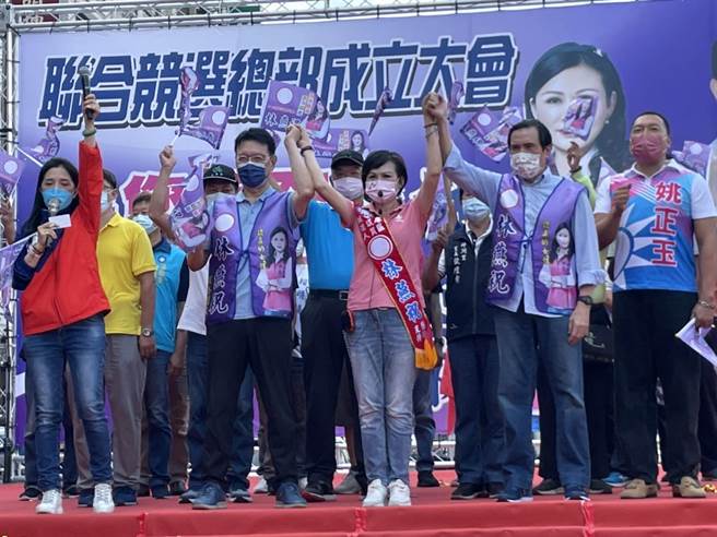 前总统马英九（左二）和中广董事长赵少康（左五）帮台南市议员林燕祝（图中）站台。(李俊淇摄)