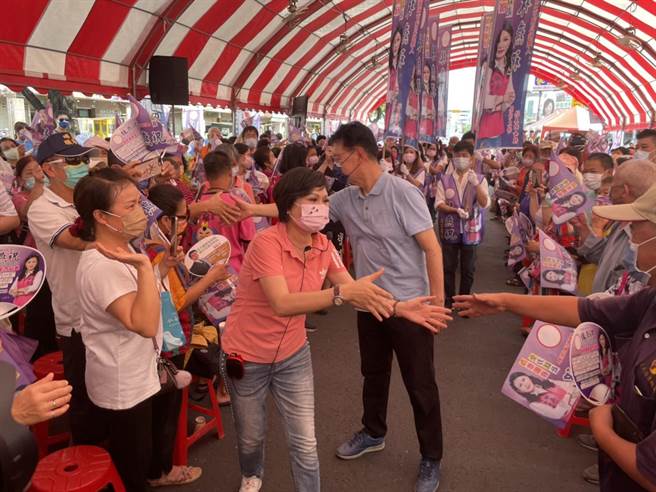 中广董事长赵少康陪同市议员林燕祝进场，一旁的乡亲十分热情的打招乎。（李俊淇摄）