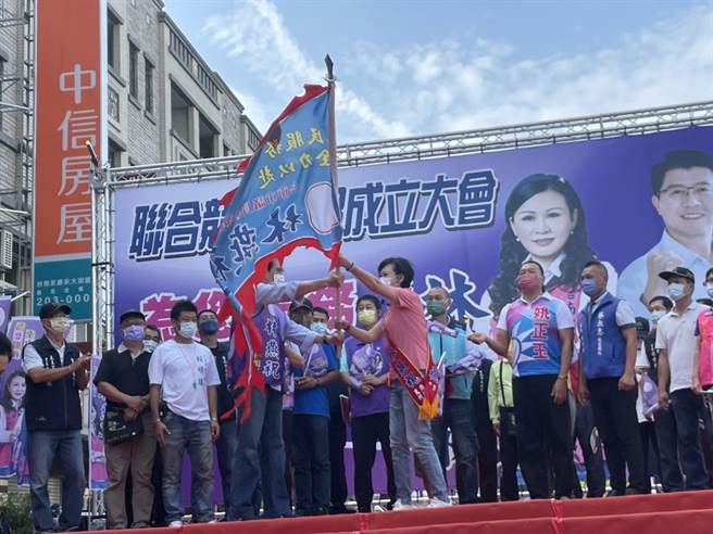 前总统马英九授旗给市议员林燕祝。（李俊淇摄）
