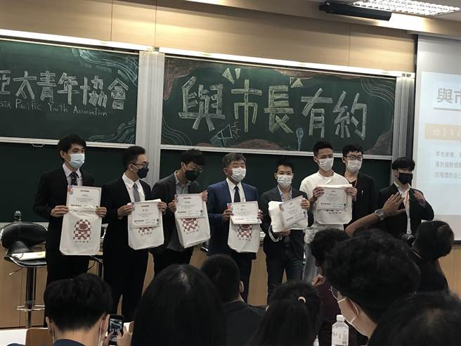 民进党台北市长参选人陈时中，出席亚太青年协会与台大政治系系学会举办的「与市长有约」活动，与青年聊市政议题。（张芷瑜摄）