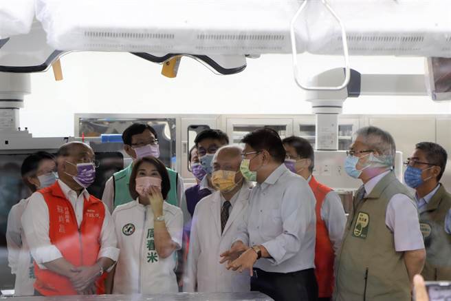 斥資94餘億打造的「屏東榮民總醫院」，預計11月11日正式開幕，行政院長蘇貞昌（左一）25日南下視察進度。（謝佳潾攝）