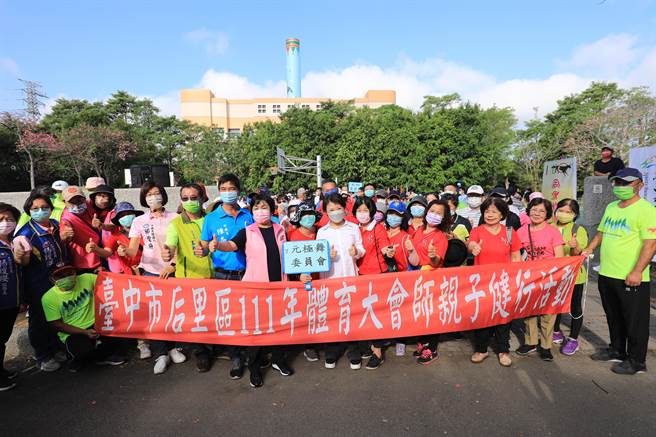 后里親子健行活動25日登場，一早吸引2000市民熱情參加，市長盧秀燕與民同歡。（陳淑娥攝）