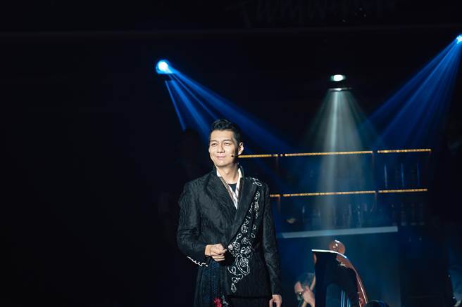 外百老匯經典音樂劇《夢幻愛程》（The Fantasticks），正式在台演出，演員聶雲化身劇中的說書人。（華文音樂劇提供）