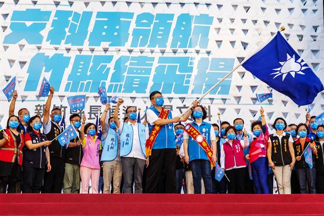 杨文科成立竞选总部，国民党主席朱立伦赠予杨文科党旗挥舞，台下座满上万支持者高喊「冻蒜」，展现团结胜选气势。（罗浚滨摄）