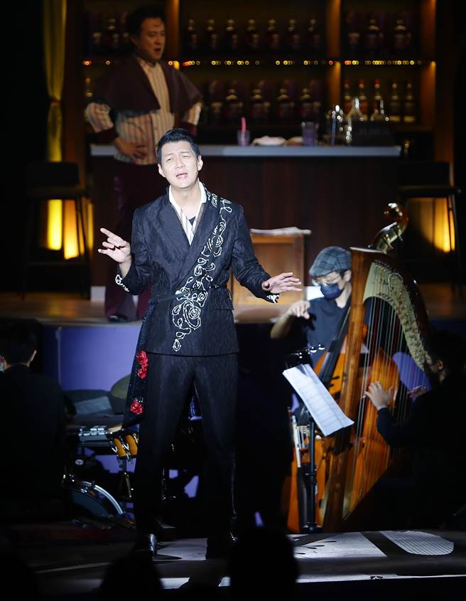 风靡全世界最长寿、外百老匯最经典的音乐剧《The Fantasticks梦幻爱程》盛大开演。由台裔百老匯巨星杨呈伟及实力派艺人聂云领衔主演。（季志翔摄）