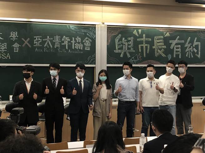 国民党台北市长参选人蒋万安，出席亚太青年协会与台大政治系系学会举办的「与市长有约」活动，热情与台下青年互动。（张芷瑜摄）