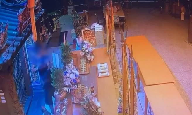 王男不满，丢信号弹再自行扑灭火势。（警方提供／李奇叡新北传真）