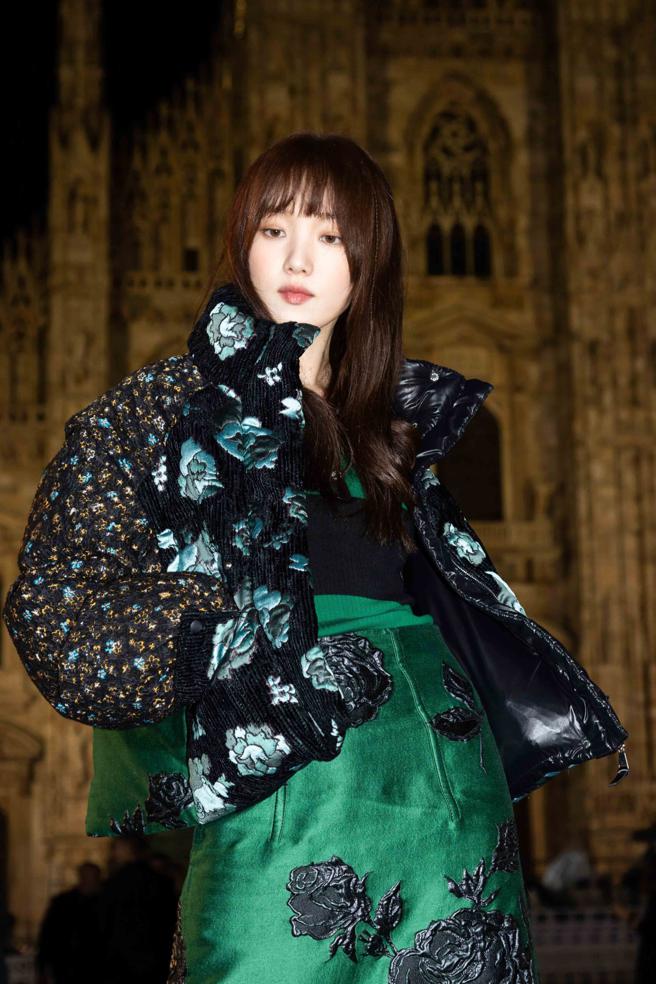 南韩演员李圣经以刺绣玫瑰套装亮相Moncler 70周年活动。（Moncler 提供）