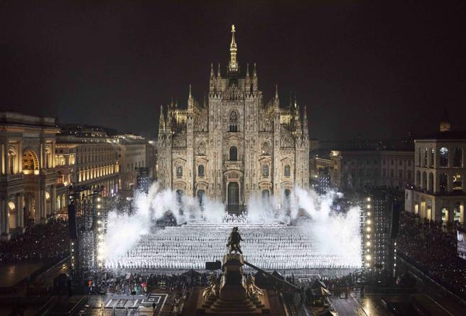 Moncler 70周年登陆米兰地标大教堂广场，由此拉开长达70天的品牌70周年全球庆典盛会序幕。（Moncler 提供）