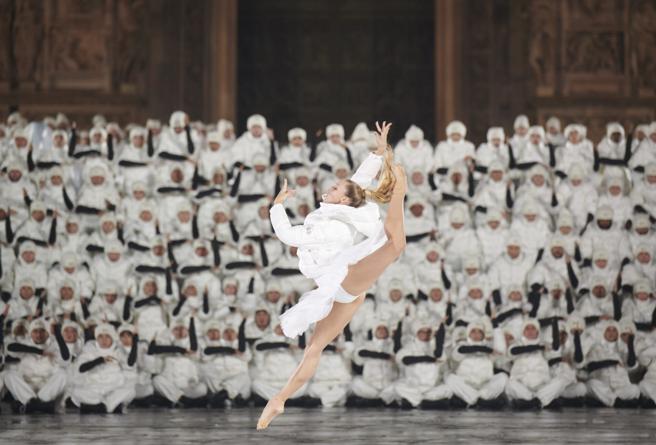 Moncler登陆米兰地标大教堂广场，为70周年庆典揭幕。（Moncler提供）