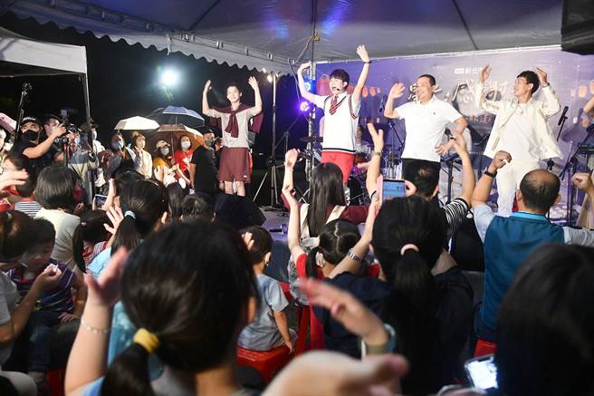 新北市政府官方脸书「我的新北市」已迈入11周年，突破百万粉丝数，为了回馈市民，市府今在板桥435艺文特区举办「星光感谢祭」，新北市长侯友宜也与民眾一起跳新北舞。（新北市新闻局提供）