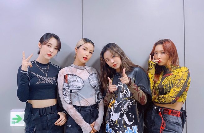 MAMAMOO日前表演發生舞台事故，成員輝人（右二）不慎被舞台煙火異物噴到眼裡。（圖／MAMAMOO_Official微博）