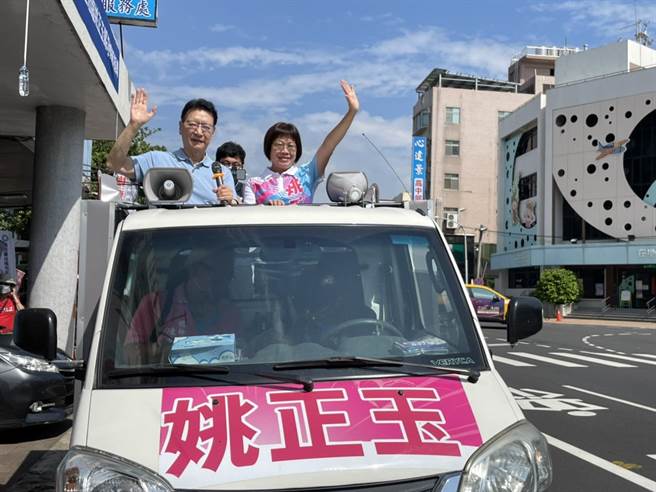 戰鬥藍組織領導人、中廣董事長趙少康（左一）也提前到新營幫姚正玉打氣，最後還親上宣傳車向鄉親助選拉票。（李俊淇攝）