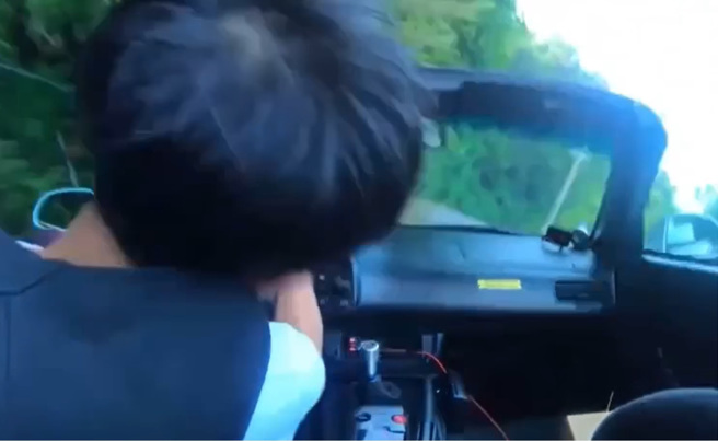 男子駕駛S2000敞篷車疑過彎失控，整輛車「旋轉一圈」落地。（翻攝自臉書爆廢公社二館）