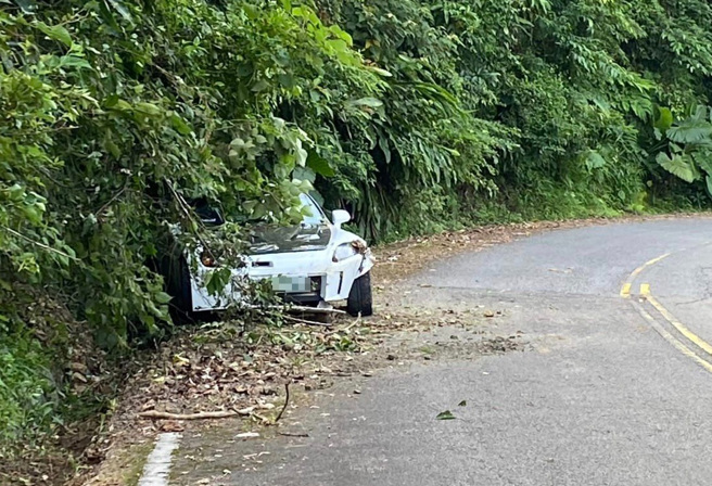 男子駕駛S2000敞篷車疑過彎失控，整輛車「旋轉一圈」落地。（翻攝自臉書爆廢公社二館）