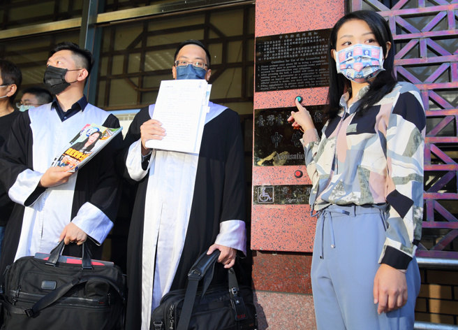 高虹安(右一)27日赴台北地檢署提告《鏡週刊》社長裴偉、撰文記者等人《刑法》加重誹謗罪、違反《選罷法》意圖使人不當選罪。（張鎧乙攝）