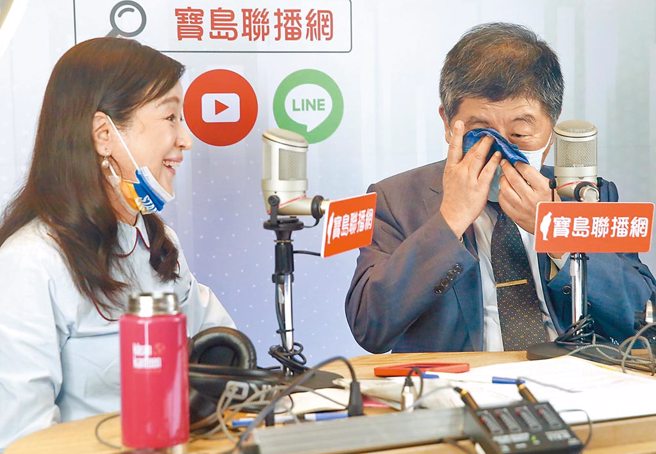 周玉蔻(左)從指揮官時期就與陳時中(右)過從甚密，如今陳時中要切割也不易取信於民眾。（本報資料照片）