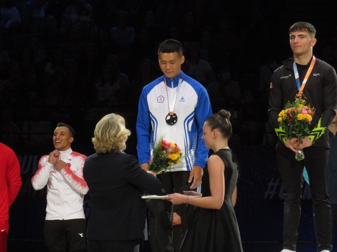 体操好手唐嘉鸿（后中）惊传左脚阿基里斯腱断裂，无法参加成都世大运，甚至杭州亚运也参加不了了。（中华民国体操协会提供／资料照）