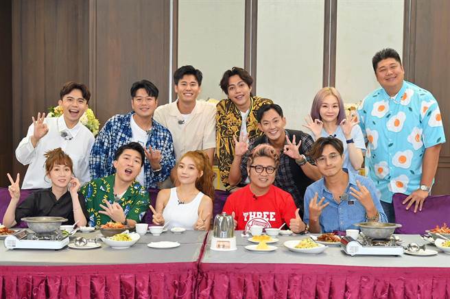 花花（后排右二）因主持6年的《三国智》结交到许多好朋友。（台视提供）