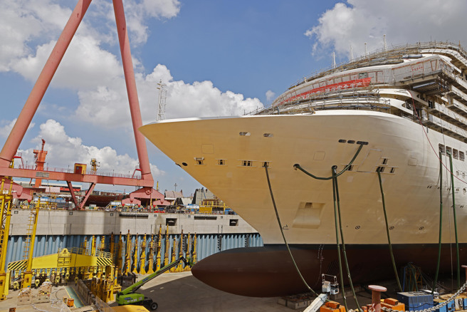 被称为「造船业皇冠上的明珠」之一的大型邮轮是中国目前唯一尚未完成的高技术船舶产品，目前首艘建造进度达7成，第2艘也已开工。（图／中通社）