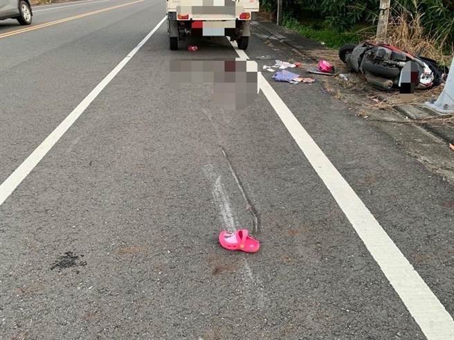 嘉义县番路乡嘉127线1.5公里处今下午有1辆搭载祖孙3人的机车，遭后方1辆小货车追，祖孙3人送医抢救。（警方提供∕吕妍庭嘉义传真）