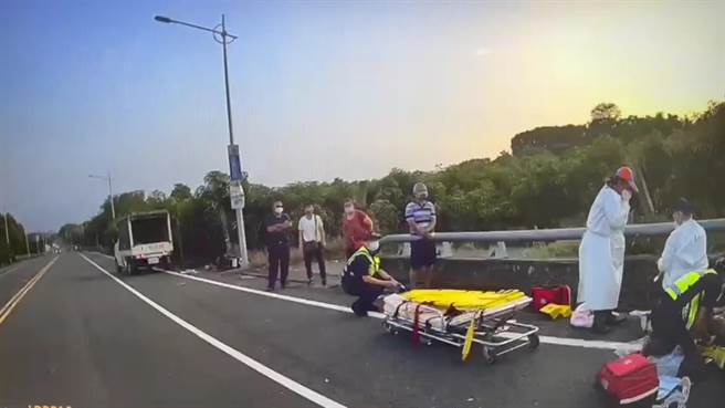 嘉义县番路乡嘉127线1.5公里处今下午有1辆搭载祖孙3人的机车，遭后方1辆小货车追，祖孙3人送医抢救。（嘉县消防局提供∕吕妍庭嘉义传真）