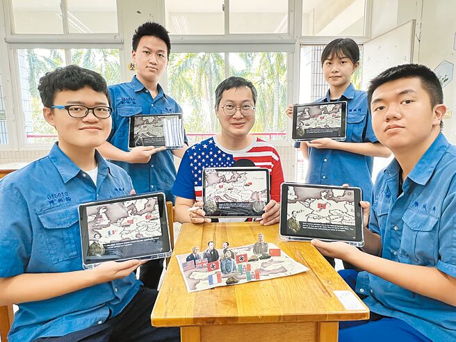 高雄旗山农工英文老师戴逸群（中）开发全英语歷史手游「教室里的二战」，已正式上线，获学生好评。（戴逸群提供）