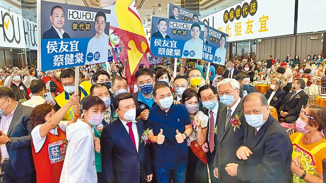 新北市長侯友宜24日出席新北市彰化同鄉會的活動時提到，面對選戰，他的對手是自己，不是別人。（呂健豪攝）