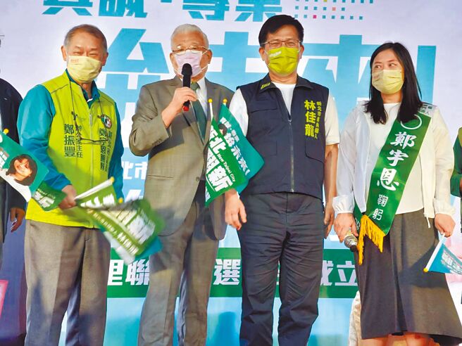 針對新北市長侯友宜的博士學位，民進黨新北市長參選人林佳龍（右二）提出3點質疑。（陳慰慈攝）