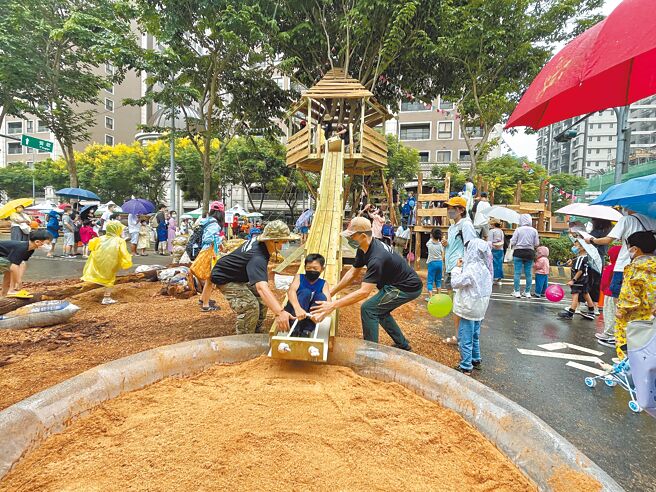 《瘋北大兒童上街趣》活動24日在新北市北大特區登場，主辦單位在大義路上打造3層樓高的樹屋（見圖），吸引不少小朋友遊玩。（蔡雯如攝）