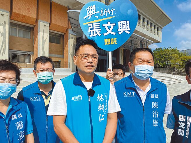 國民黨新竹市長參選人林耕仁（中）表示，高虹安面對爭議不斷逃避，絕非市長該有的格局。（林耕仁團隊提供／王惠慧新竹傳真）